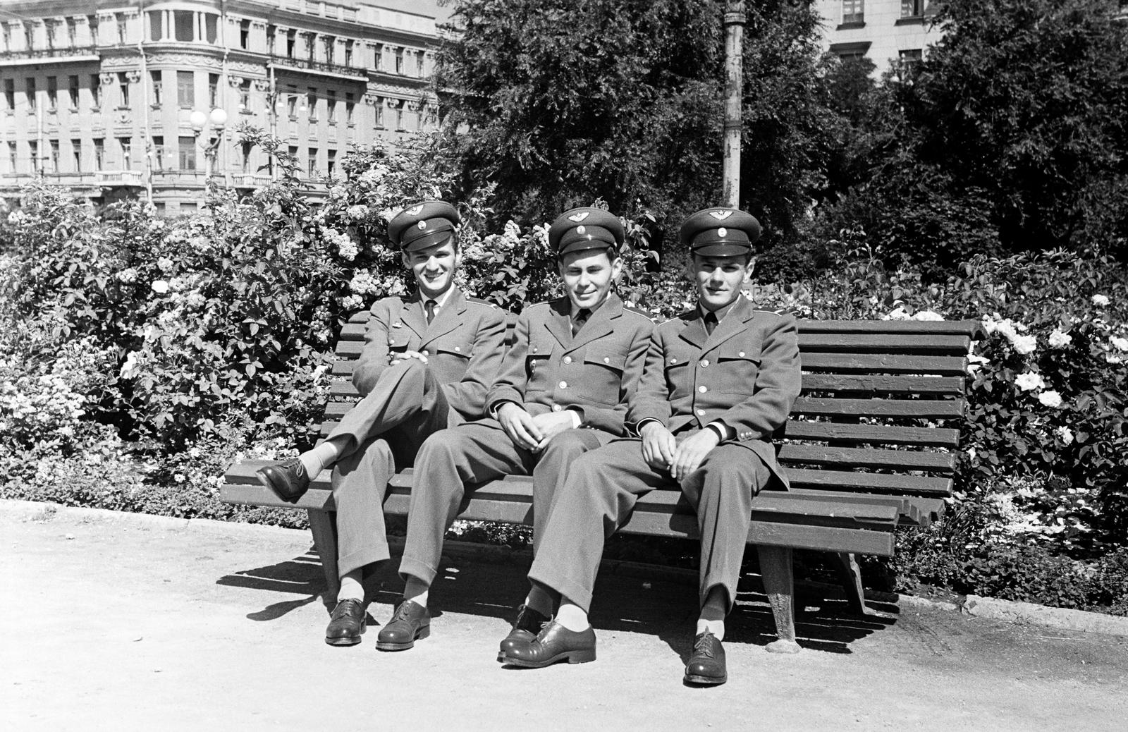 Oroszország, Rosztov-na-Donu, Szovjet tér (plosagy Szovjetov)., 1961, Dusik, átvetett láb, pad, katona, egyenruha, hárman, Szovjetunió, Fortepan #291939