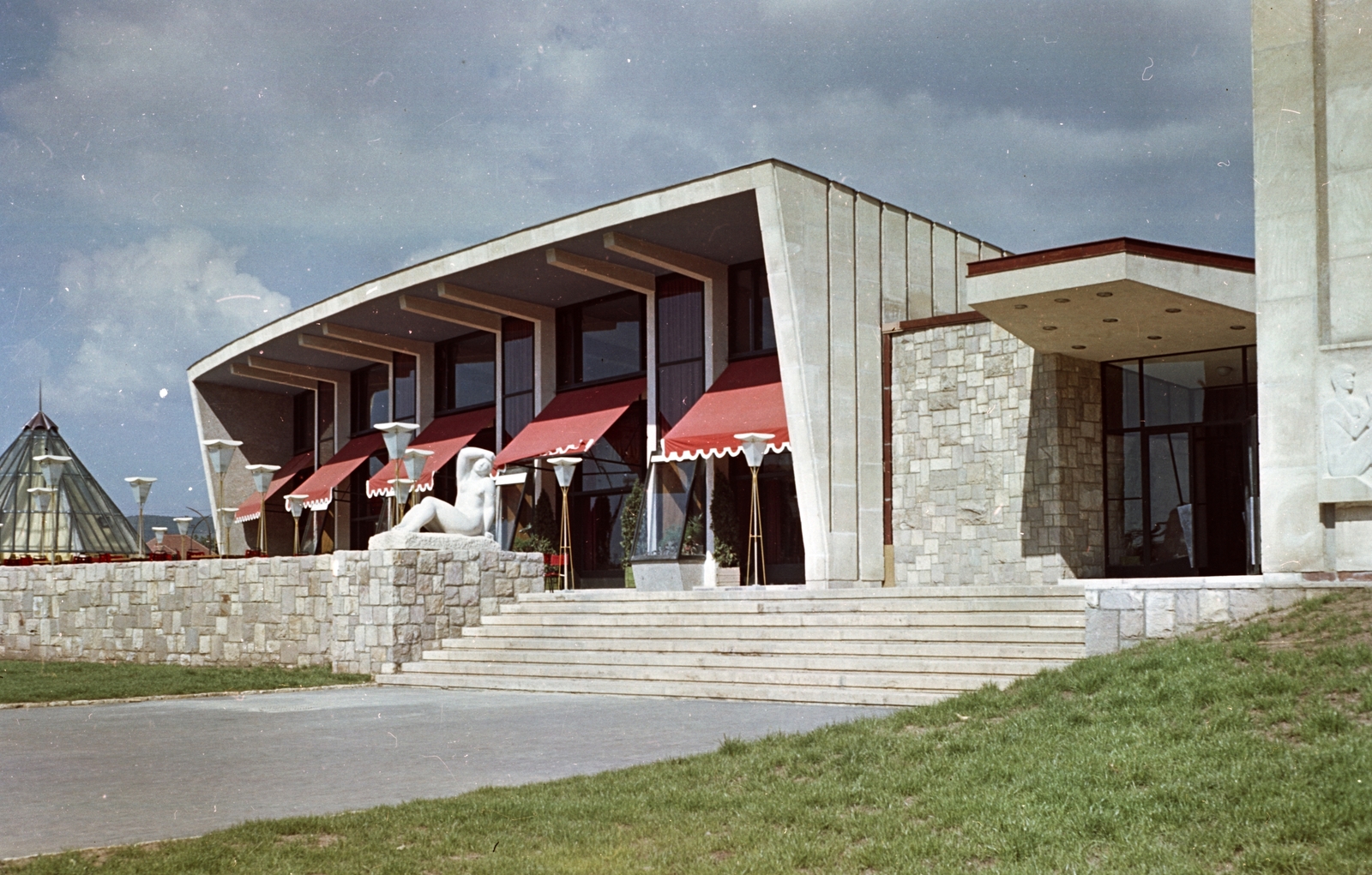 Magyarország, Uránváros, Pécs, Esztergár Lajos utca (39-es dandár út), Olympia étterem, Borsos Miklós Napbanéző c. alkotása., 1962, Építésügyi Dokumentációs és Információs Központ, VÁTI, vendéglátás, színes, szobor, étterem, terasz, cukrászda, meztelen alak, Gádoros Lajos-terv, Fortepan #29194