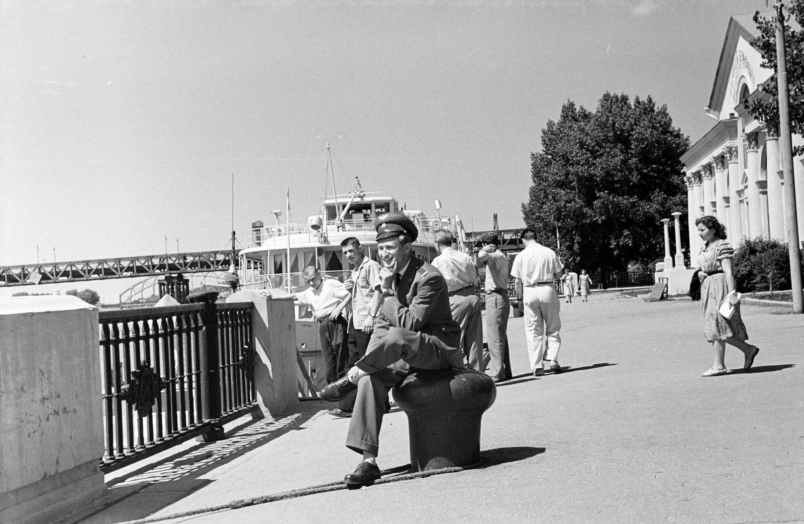 Oroszország, Rosztov-na-Donu, Don folyó, Naberezsnaja, háttérben a vasúti híd., 1961, Dusik, átvetett láb, kikötőbak, fejtámasztás, katona, ül, Szovjetunió, Fortepan #291940