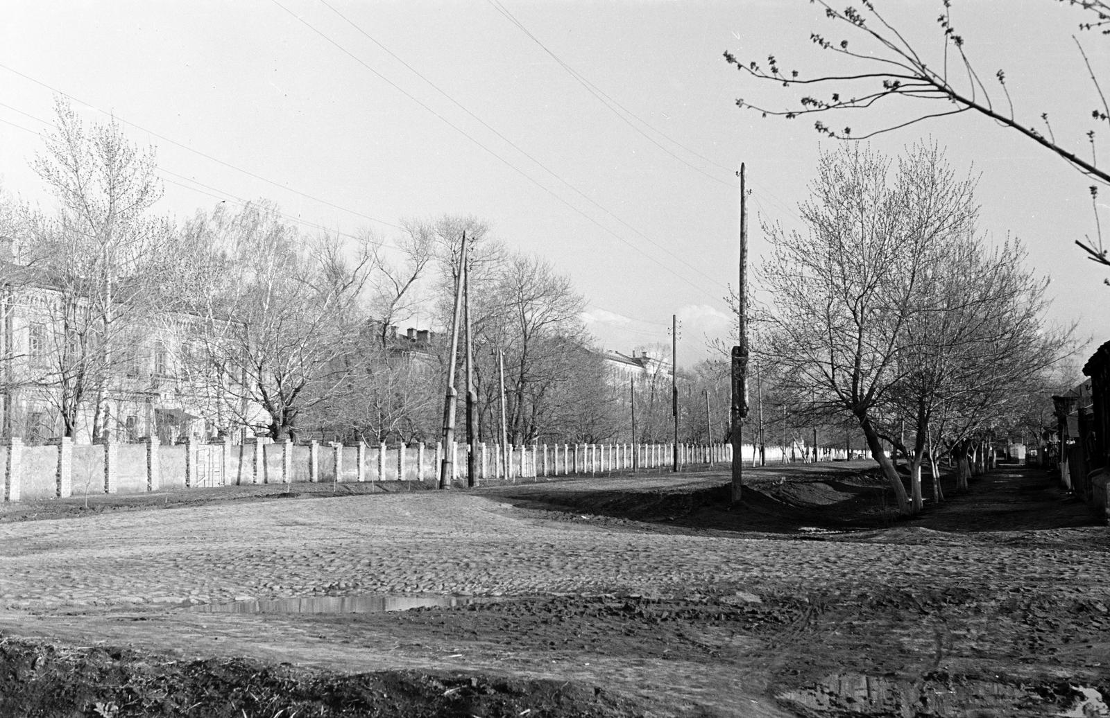 Oroszország, Boriszoglebszk, ulica Cskalova, a V. P. Cskalovról elnevezett Boriszoglebszki Felső Katonai Repülőképző Iskola., 1960, Dusik, kerítés, földút, sár, villanyoszlop, Szovjetunió, Fortepan #291946
