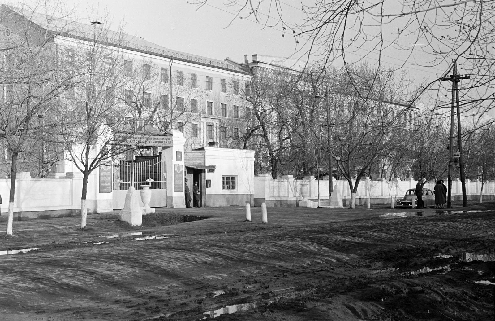 Oroszország, Boriszoglebszk, ulica Cskalova, a V. P. Cskalovról elnevezett Boriszoglebszki Felső Katonai Repülőképző Iskola., 1960, Dusik, földút, fasor, sár, főbejárat, Szovjetunió, Fortepan #291947