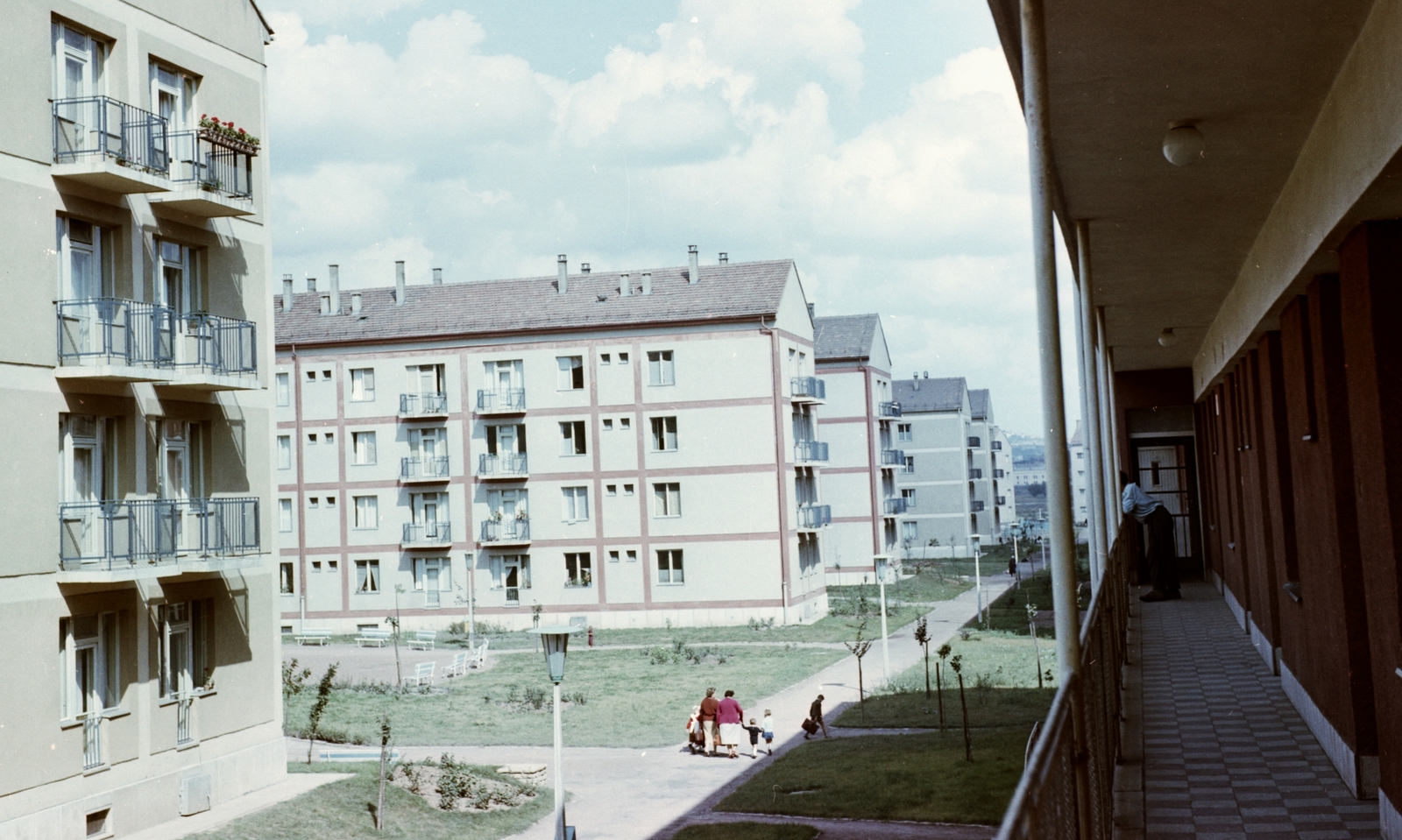 Hungary, Uránváros, Pécs, a Hajnóczy út épületei a Kőrösi Csoma Sándor utca felől., 1961, Építésügyi Dokumentációs és Információs Központ, VÁTI, colorful, blocks, street view, Fortepan #29195
