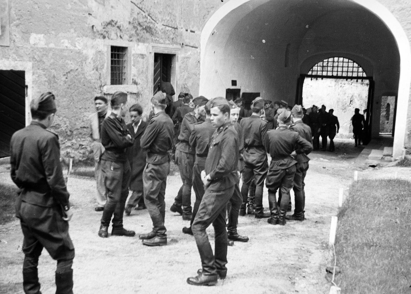 Magyarország, Siklós, a felvétel a vár udvarában készült., 1955, Dusik, pihenés, katonaság, Fortepan #291965