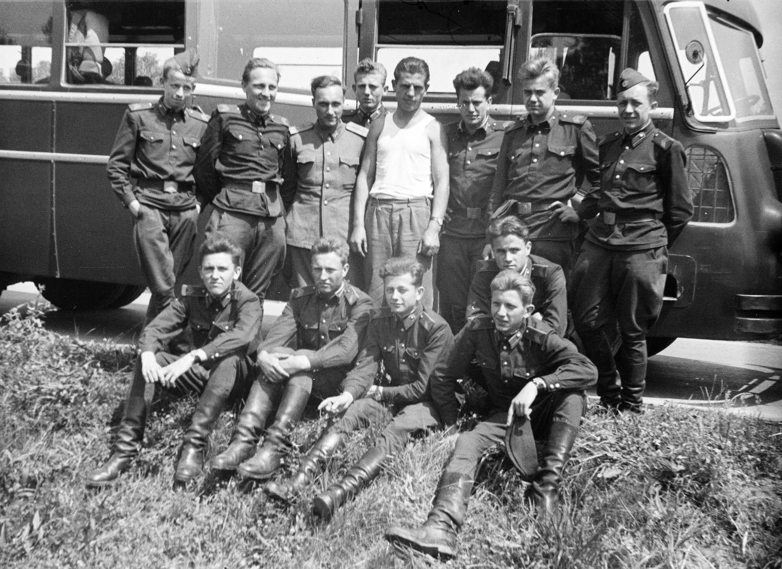 1955, Dusik, egyenruha, csoportkép, katonaság, földön ülés, MÁVAG Tr5, Fortepan #291966