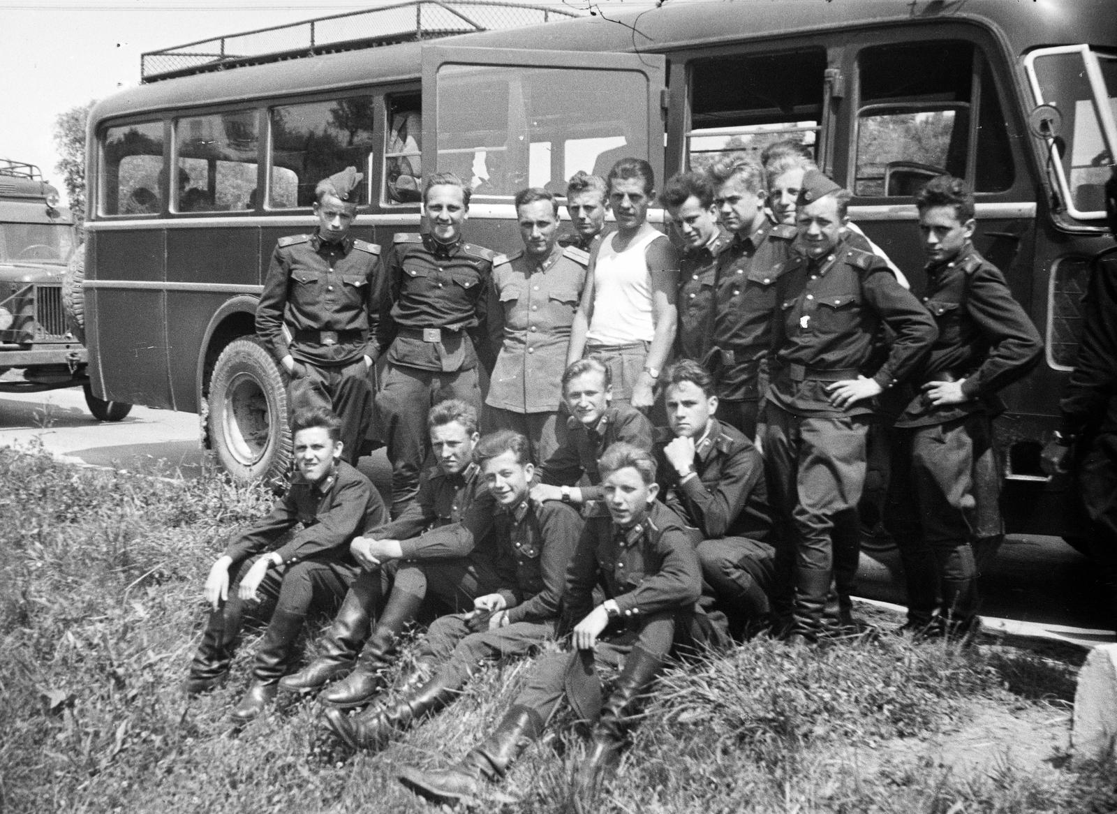 1955, Dusik, katona, csoportkép, csípőre tett kéz, autóbusz, Fortepan #291967