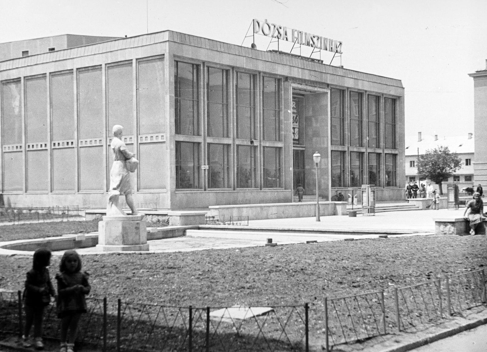 Magyarország, Dunaújváros, (Sztálinváros), Dózsa György (Ságvári) tér, Dózsa mozi, a Korsós lány szobra Wagner Nándor alkotása (1955)., 1955, Dusik, épület, mozi, Fortepan #291969