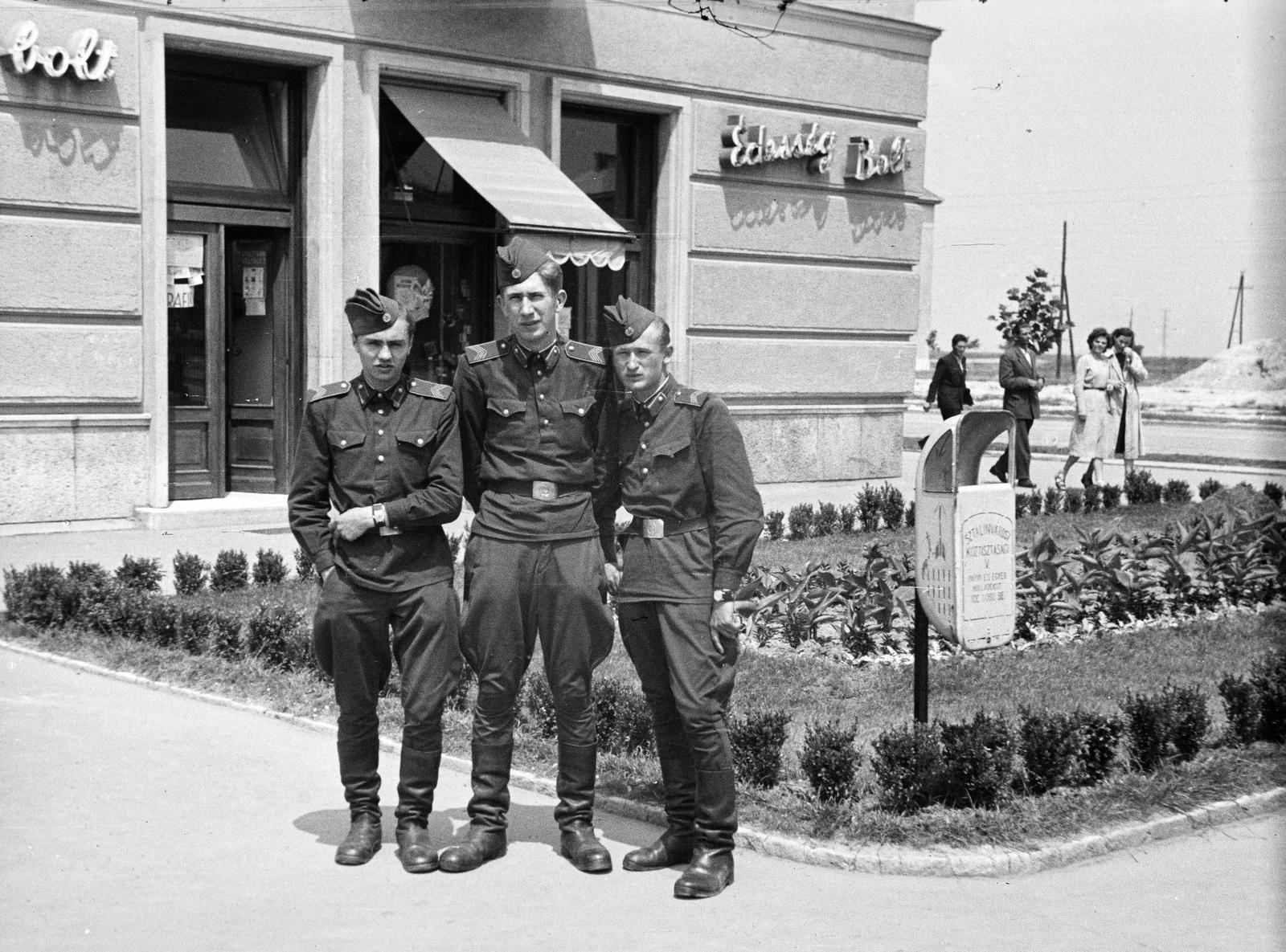 Magyarország, Dunaújváros, (Sztálinváros), Dózsa György (Ságvári) tér, a felvétel a Vasmű útnál készült., 1955, Dusik, katona, hárman, ködvágó sapka, Fortepan #291970