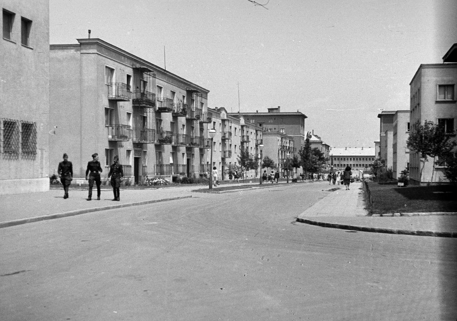 Hungary, Dunaújváros, (Sztálinváros), Babits Mihály (Beloiannisz) utca, távolabb szemben a Móricz Zsigmond Általános Iskola., 1955, Dusik, blocks, street view, Fortepan #291971