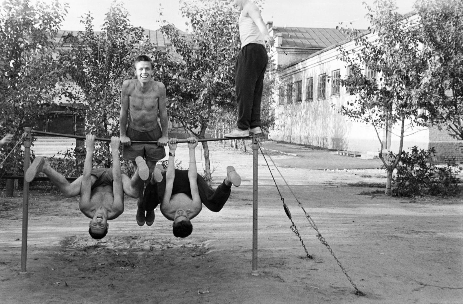 1961, Dusik, férfiak, tréfálkozás, mutatvány, Fortepan #291980