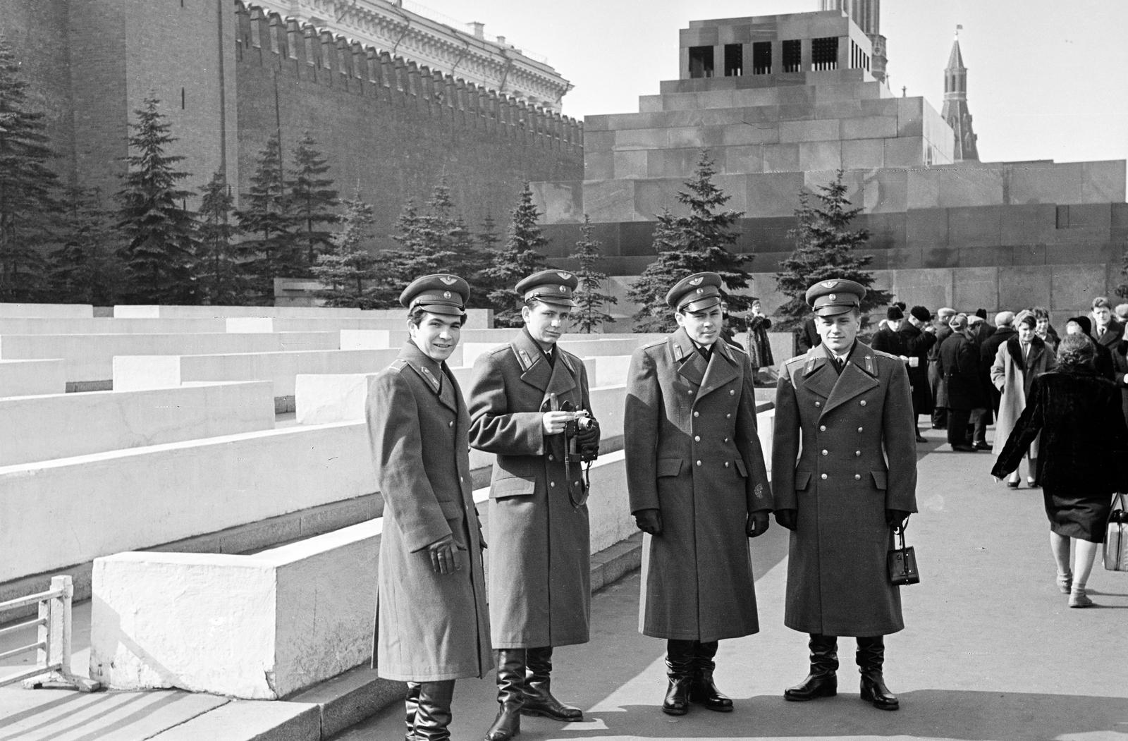 Oroszország, Moszkva, Vörös tér, háttérben a Lenin mauzóleum., 1960, Dusik, Szovjetunió, FED 2, katona, csoportkép, tányérsapka, mauzóleum, Fortepan #291981