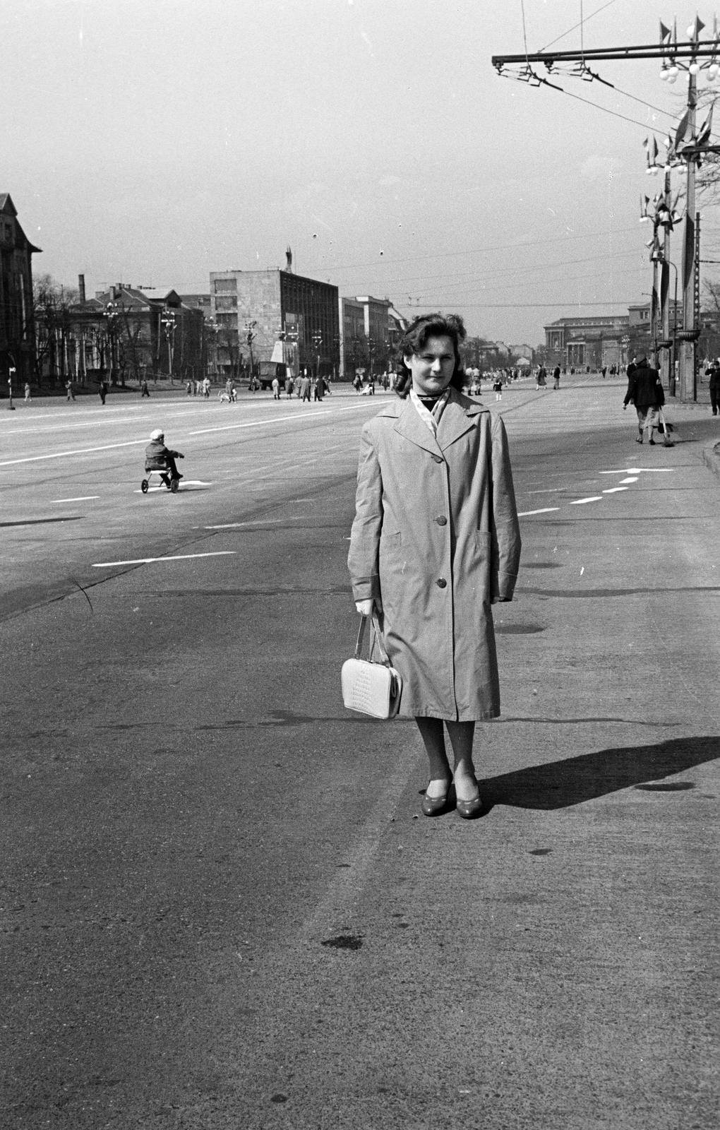 Hungary, Budapest VII.,Budapest XIV., Dózsa György út (Felvonulási tér) az Ajtósi Dürer sor felől a Hősök tere felé nézve., 1960, Dusik, lady, handbag, trench coat, Budapest, Fortepan #291988