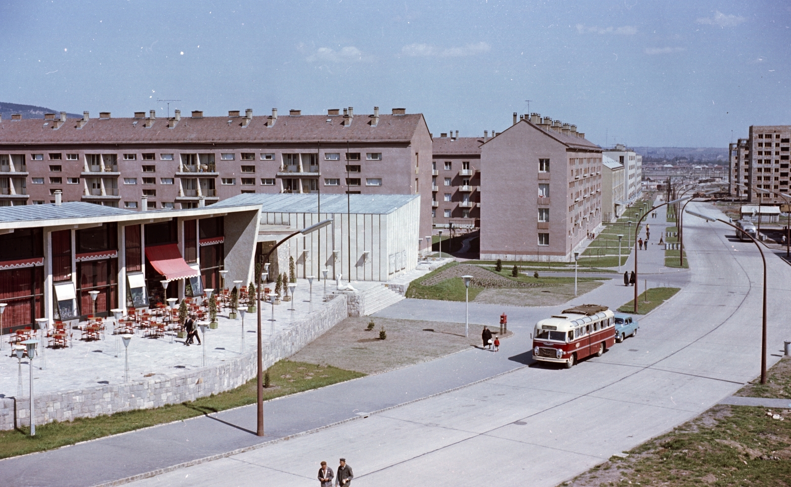 Hungary, Uránváros, Pécs, Esztergár Lajos utca (39-es dandár út), balra az Olympia étterem., 1961, Építésügyi Dokumentációs és Információs Központ, VÁTI, colorful, bus, Hungarian brand, sculpture, restaurant, terrace, pastry shop, lamp post, Lajos Gádoros-design, Fortepan #29199