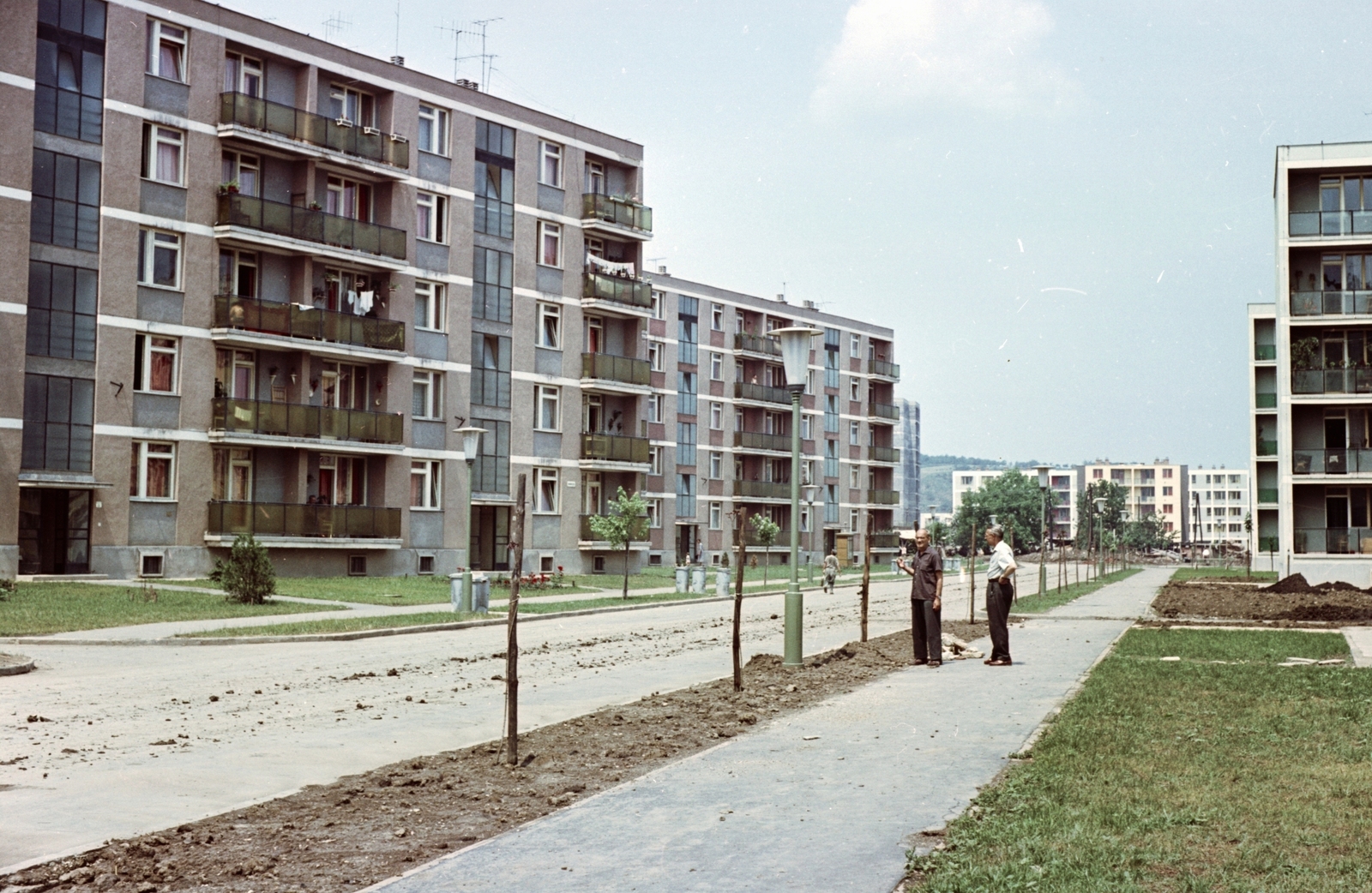 Hungary, Miskolc, Dél - Kilián, Gagarin utca a Benedek Elek utca felől nézve., 1965, Építésügyi Dokumentációs és Információs Központ, VÁTI, colorful, blocks, street view, lamp post, Fortepan #29200