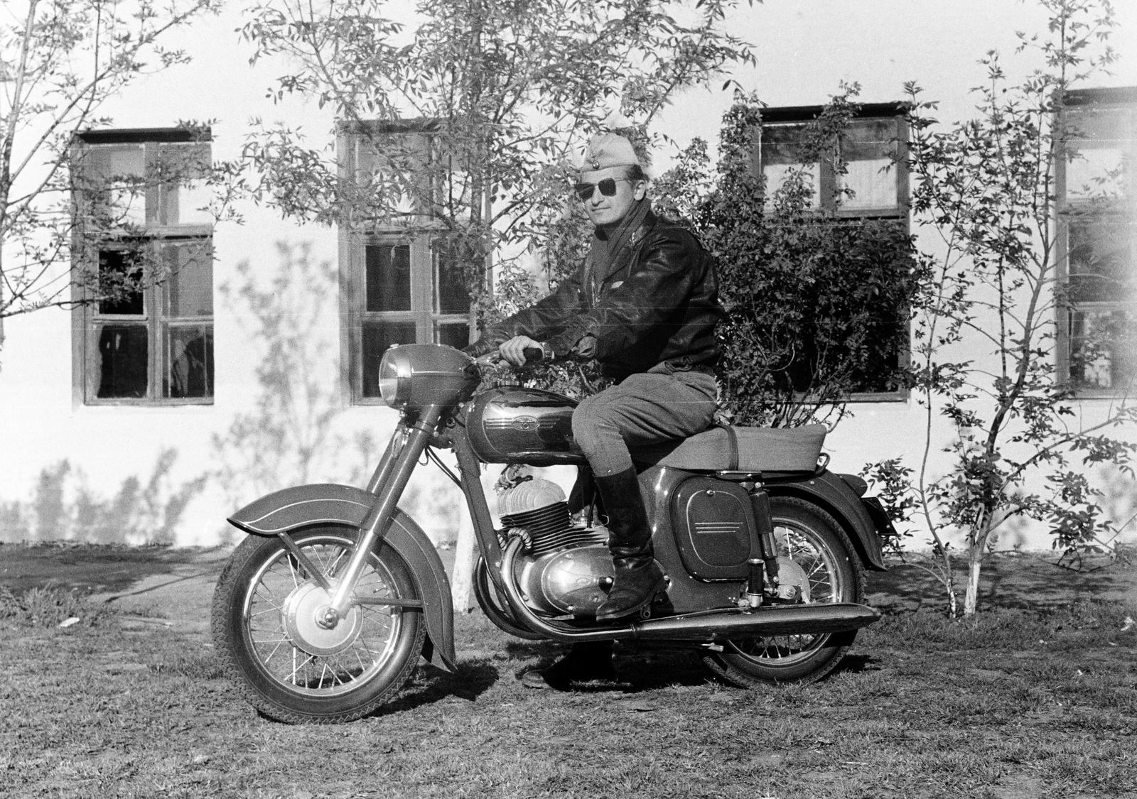 1963, Dusik, Jawa-brand, motorcycle, man, shades, Fortepan #292009