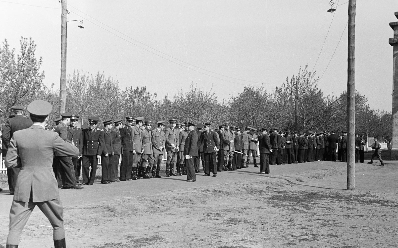 Oroszország, Boriszoglebszk, ulica Cskalova, a V. P. Cskalovról elnevezett Boriszoglebszki Felső Katonai Repülőképző Iskola., 1960, Dusik, katonaság, sorakozó, Fortepan #292016