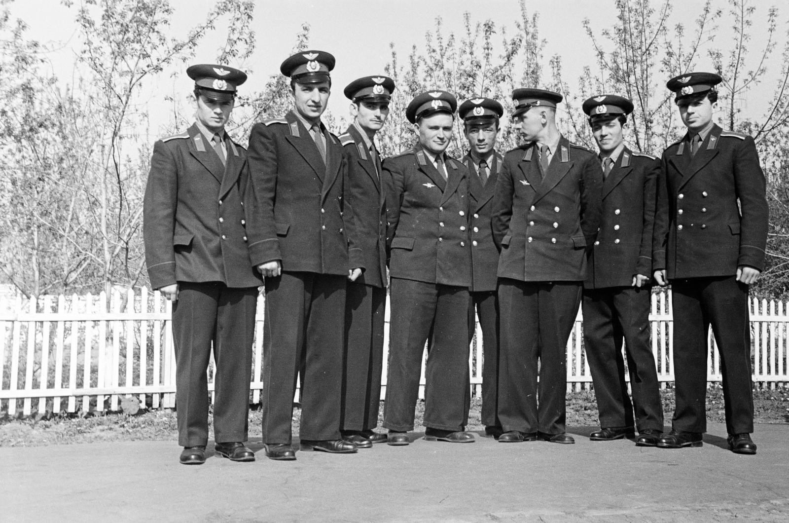 Oroszország, Boriszoglebszk, ulica Cskalova, a V. P. Cskalovról elnevezett Boriszoglebszki Felső Katonai Repülőképző Iskola., 1960, Dusik, egyenruha, csoportkép, tányérsapka, Szovjetunió, Fortepan #292017