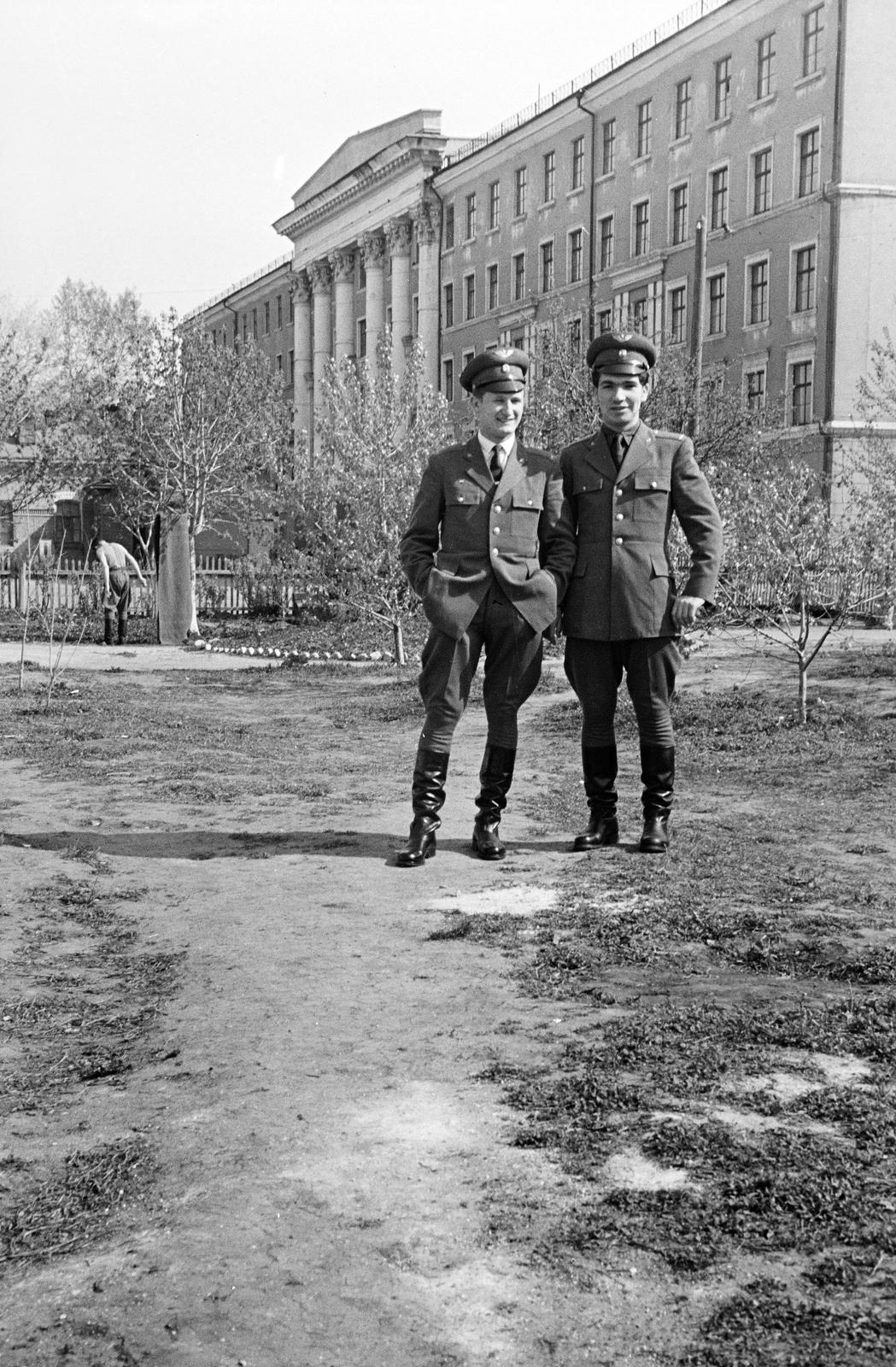 Russia, ulica Cskalova, a V. P. Cskalovról elnevezett Boriszoglebszki Felső Katonai Repülőképző Iskola., 1960, Dusik, soldier, hands in pockets, Soviet Union, Fortepan #292019