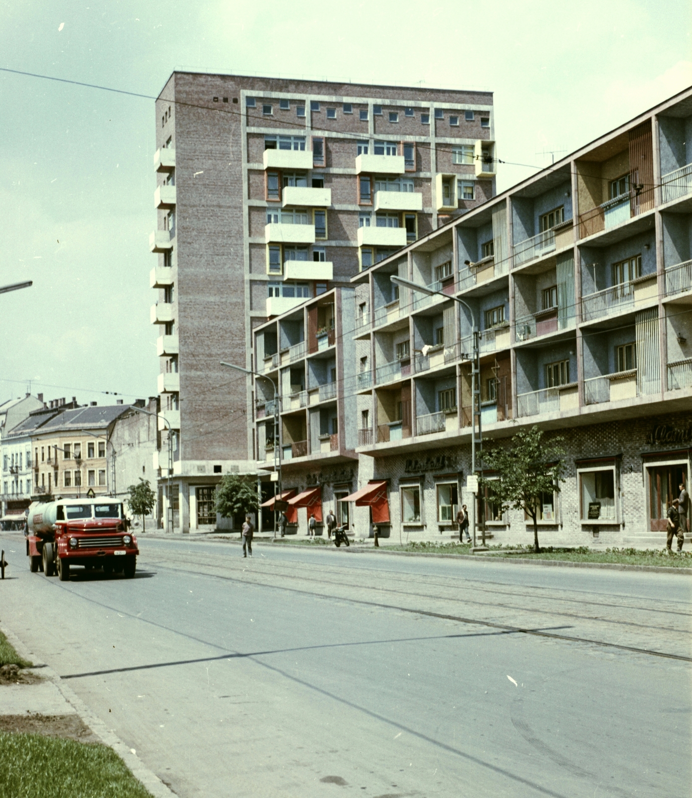 Hungary, Miskolc, Bajcsy-Zsilinszky utca az Ady híd felé nézve, a magas épület a Fórum ház., 1963, Építésügyi Dokumentációs és Információs Központ, VÁTI, colorful, Hungarian brand, commercial vehicle, street view, Csepel-brand, lamp post, neon lights, Csepel D450, tanker, Fortepan #29203