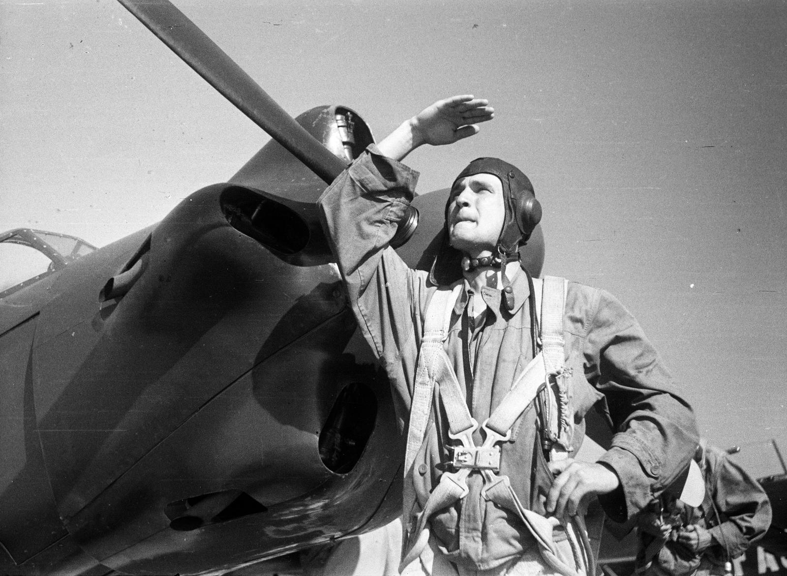 Magyarország, Tapolca, repülőtér, a pilóta Jakovlev Jak típusú repülőgép előtt áll., 1960, Dusik, távolba tekint, ejtőernyő, pilóta, Fortepan #292032