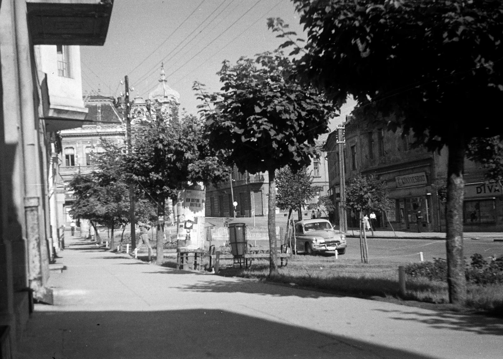 Hungary, Tapolca, Fő ( Lenin) tér., 1959, Dusik, ad pillar, alley, street view, Fortepan #292034