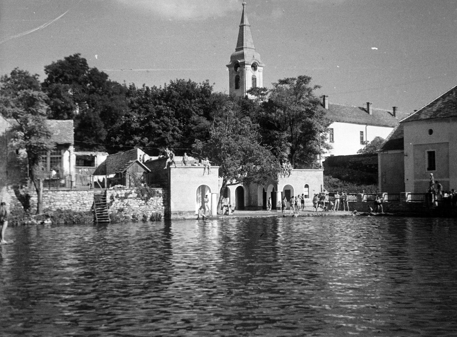 Hungary, Tapolca, Malom-tó, háttérben a Nagyboldogasszony-templom., 1959, Dusik, church, shore, Fortepan #292035
