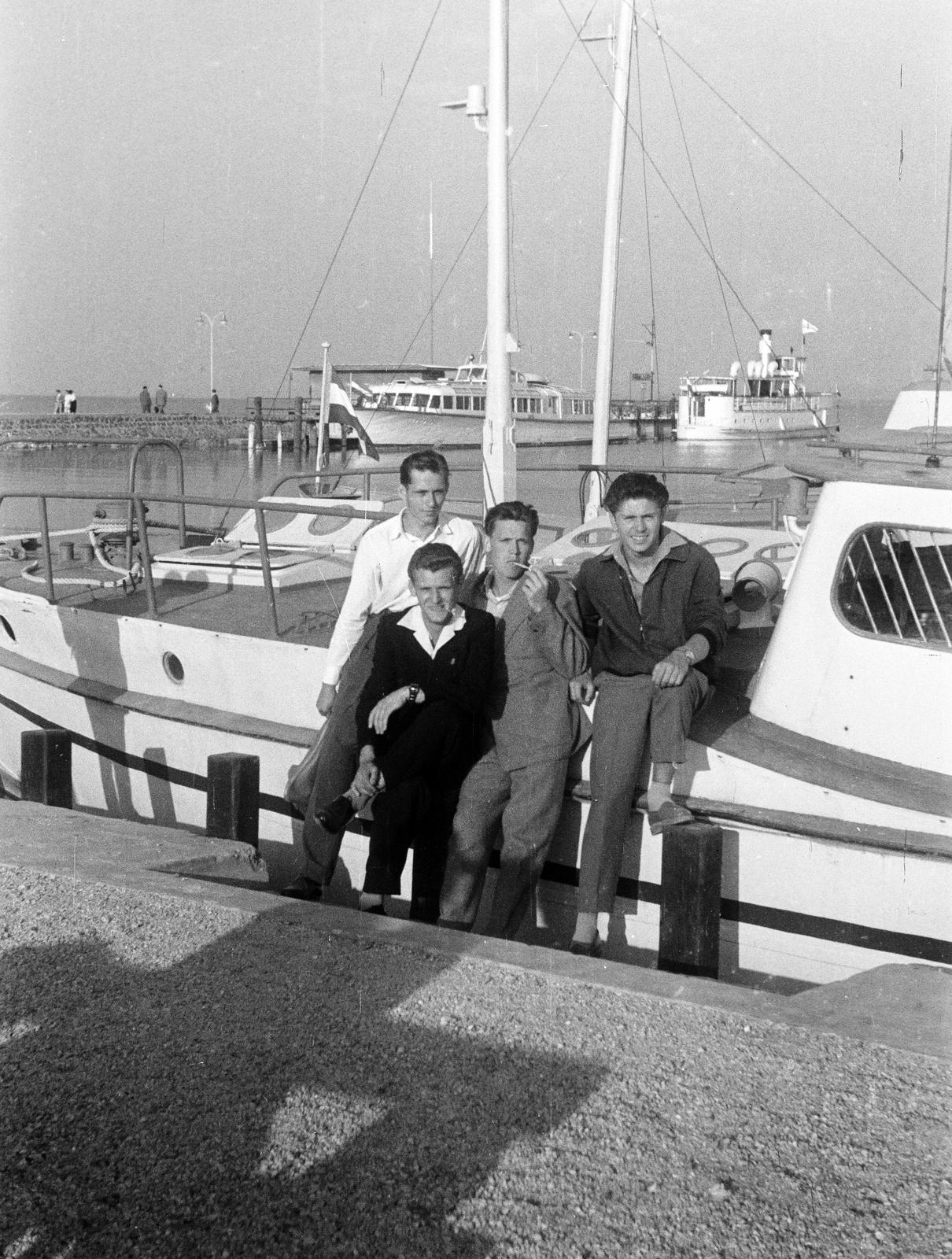 Magyarország,Balaton, Badacsonytomaj,Badacsony, hajóállomás., 1959, Dusik, Balaton, hajó, csoportkép, Fortepan #292041