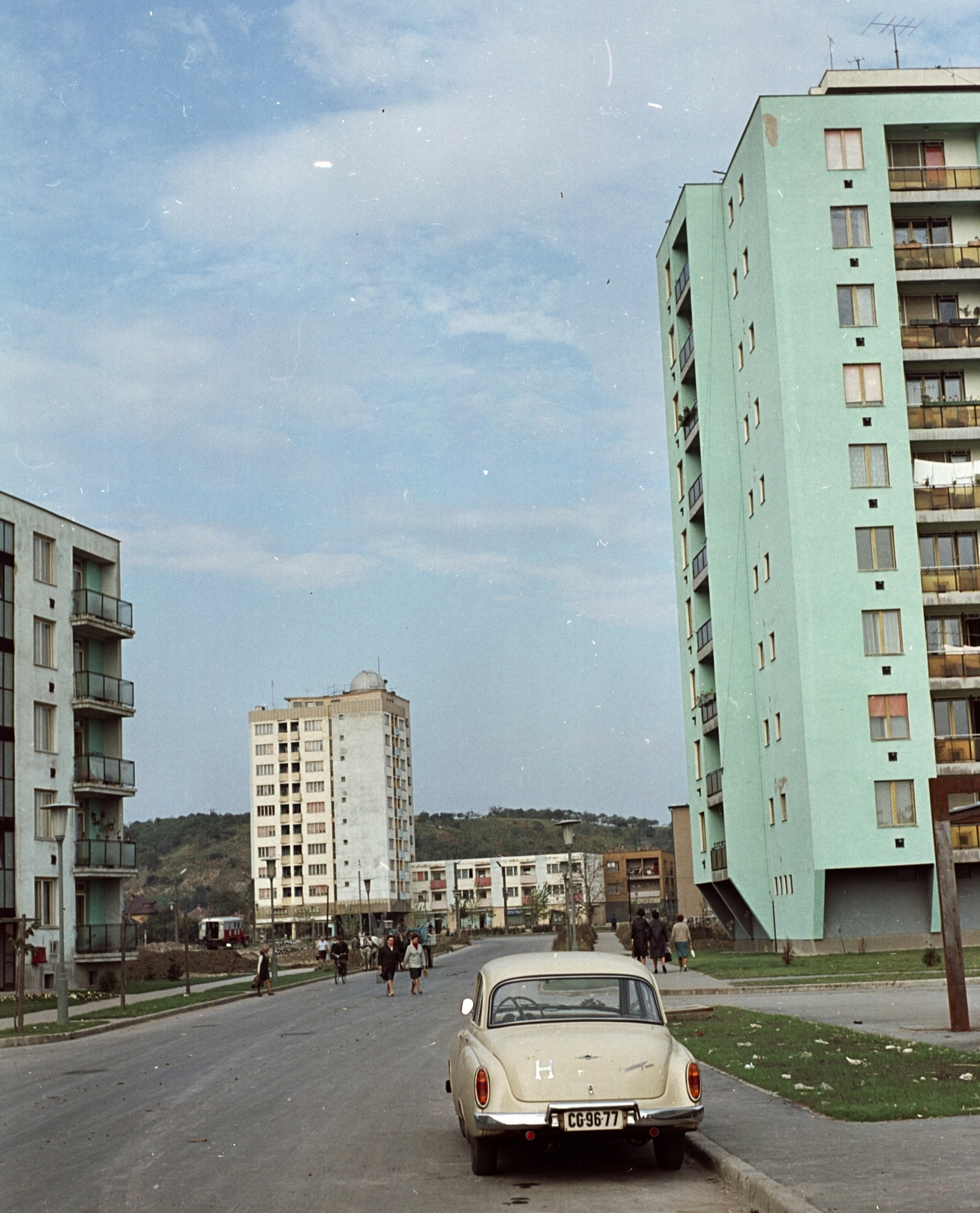 Hungary, Miskolc, Dél - Kilián, Kandó Kálmán utca észak felé nézve, szemben a toronyház tetején a csillagvizsgáló., 1966, Építésügyi Dokumentációs és Információs Központ, VÁTI, colorful, Gerrman brand, blocks, Wartburg-brand, observatory, automobile, number plate, country code sign, Fortepan #29205