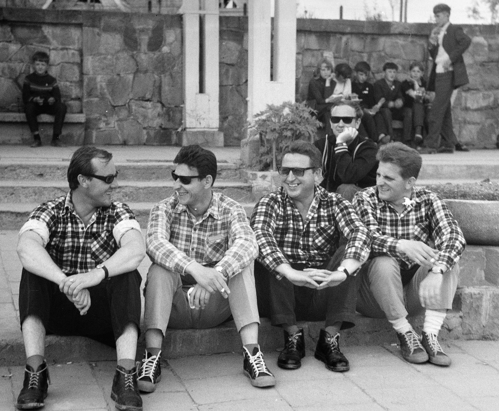 1968, Dusik, men, tableau, smile, shades, sitting on the ground, plaid shirt, Fortepan #292069