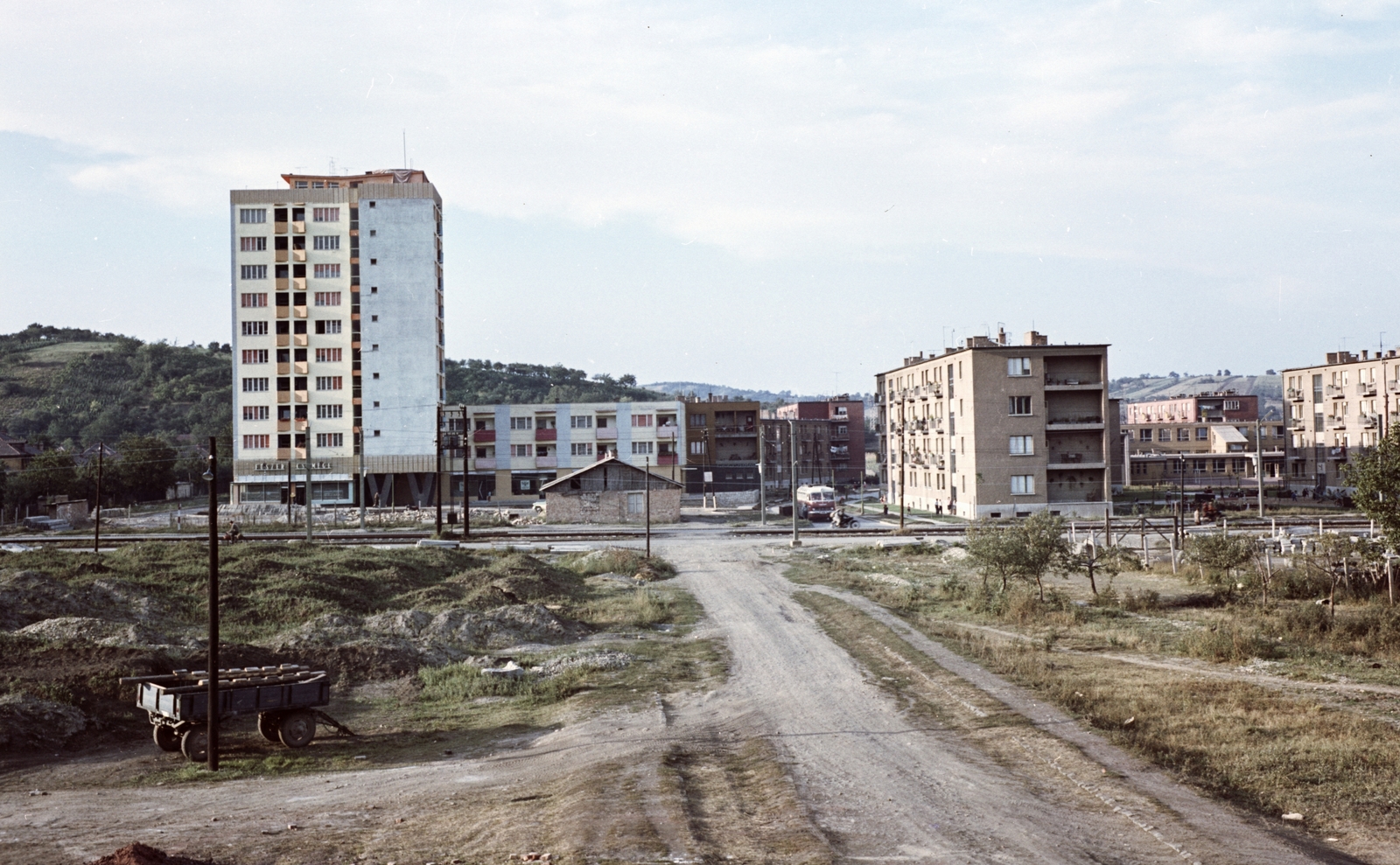 Hungary, Miskolc, Észak - Kilián a Kandó Kálmán utcából nézve. A magas ház a Kiss tábornok utca - Dorottya utca sarkán áll., 1962, Építésügyi Dokumentációs és Információs Központ, VÁTI, colorful, Fortepan #29207