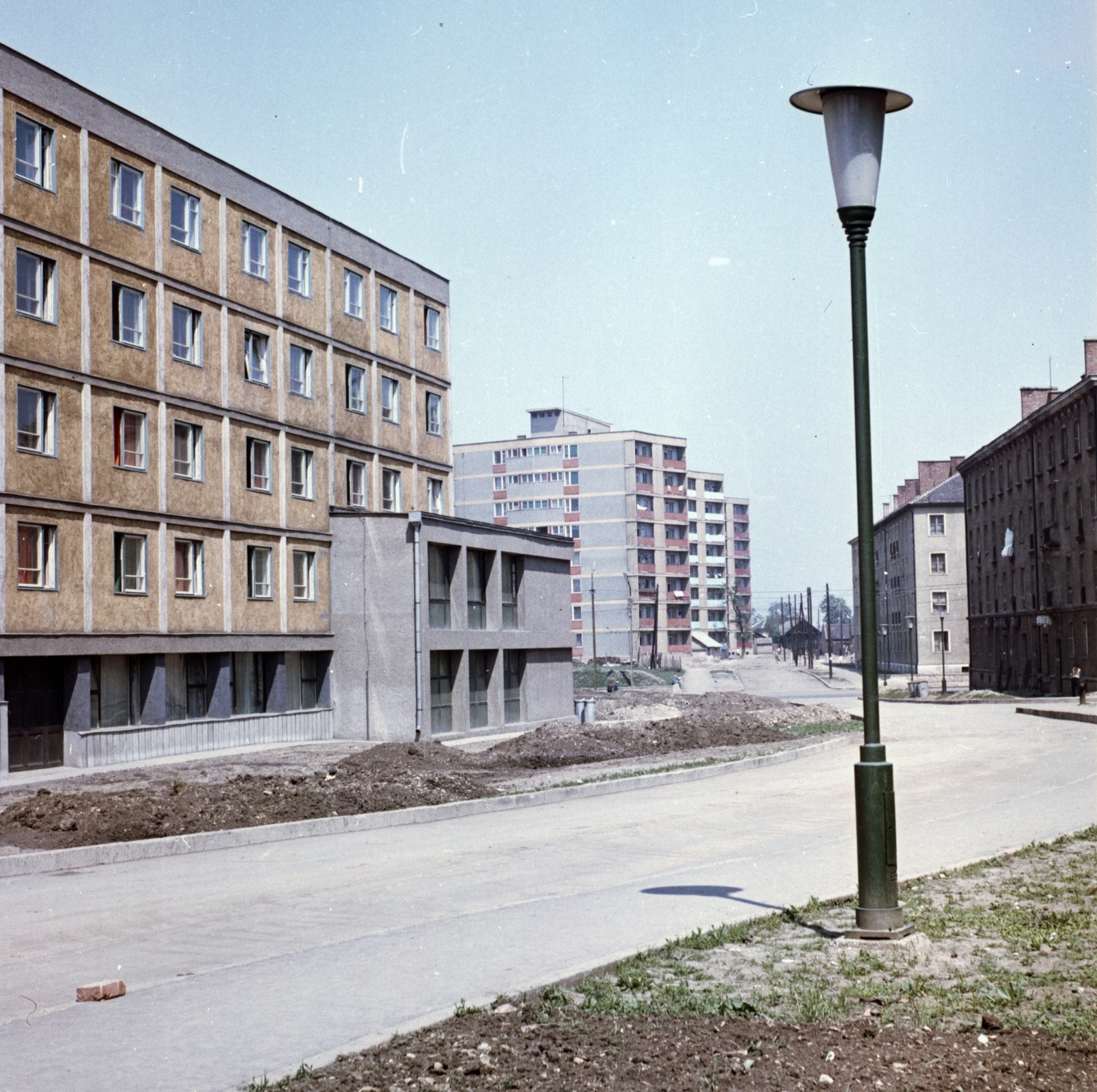 Hungary, Miskolc, Selyemrét, Selyemrét (Landler Jenő) utca, háttérben a Kőrösi Csoma Sándor utca házai., 1966, Építésügyi Dokumentációs és Információs Központ, VÁTI, colorful, blocks, street view, lamp post, Fortepan #29208