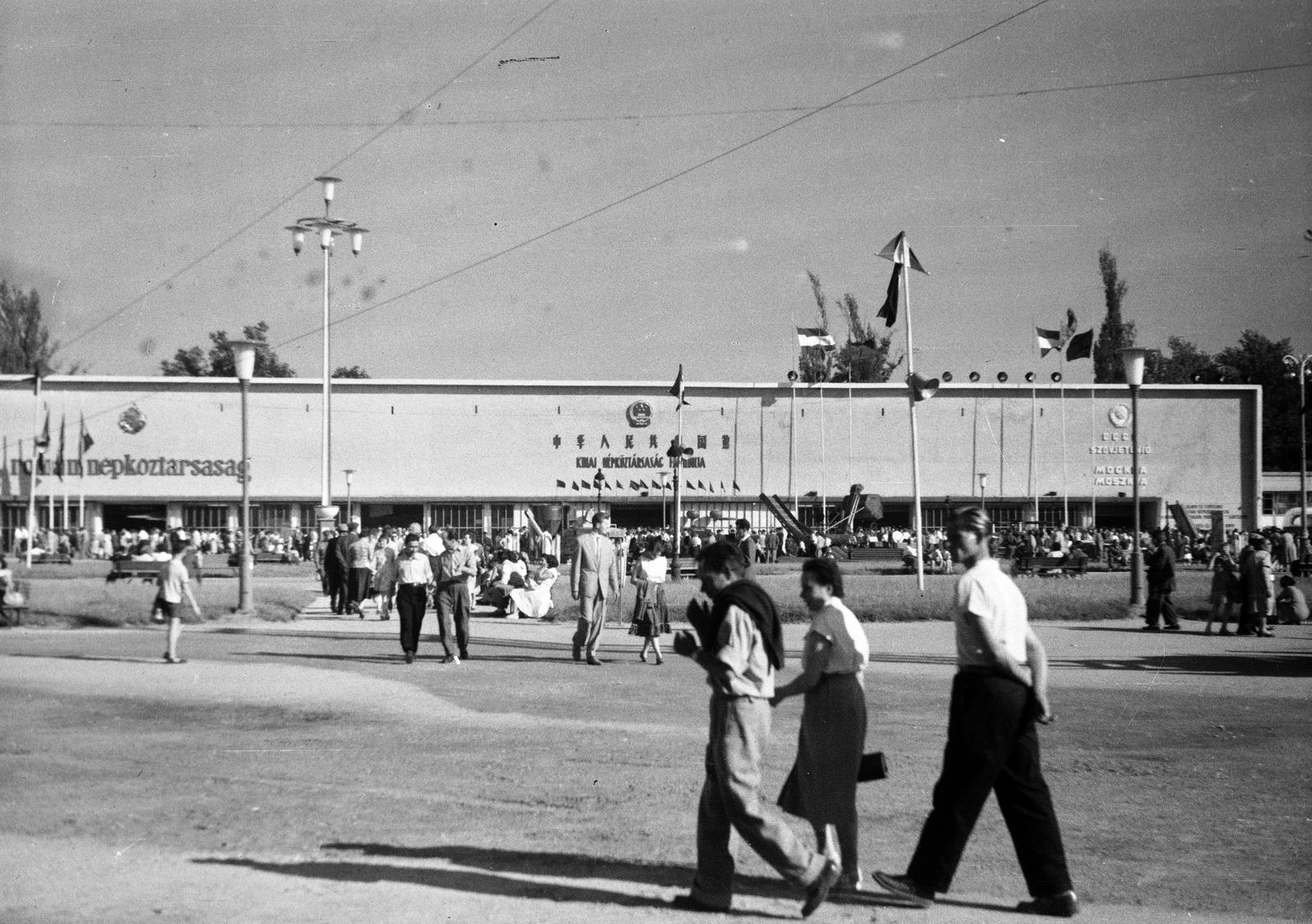 Magyarország, Városliget,Budapesti Ipari Vásár, Budapest XIV., háttérben a Román és a Kínai Népköztársaság, jobb szélen a Szovjetunió Moszkva pavilonja látható., 1958, Dusik, ipar, kiállítás, Budapest, Fortepan #292087