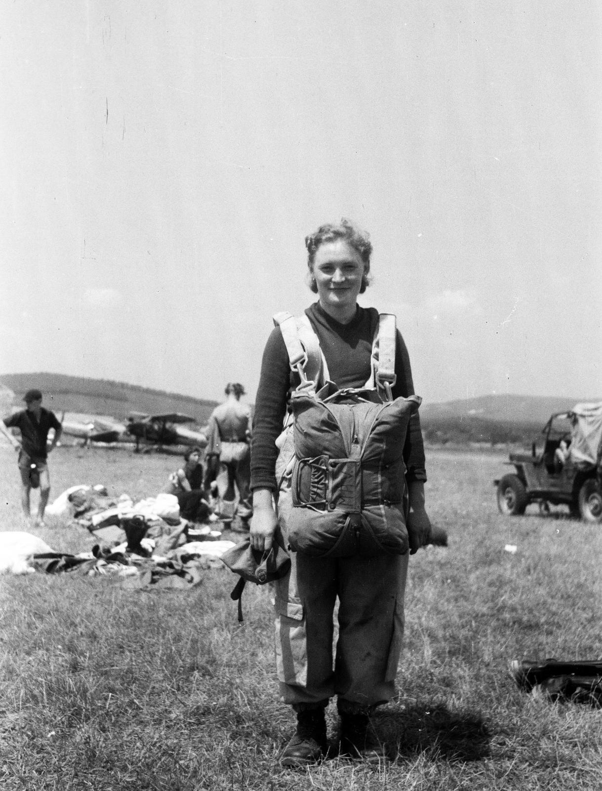 Hungary, Budakeszi, Farkashegyi repülőtér., 1961, Dusik, woman, parachute, Fortepan #292091