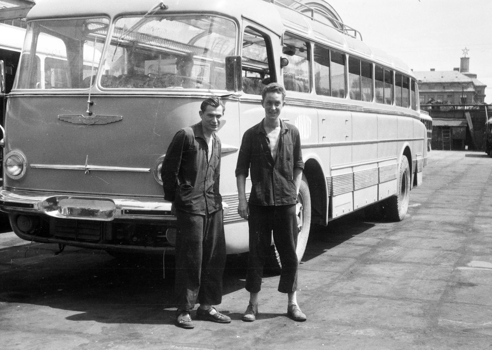 1966, Dusik, working clothes, bus, Ikarus-brand, Fortepan #292097
