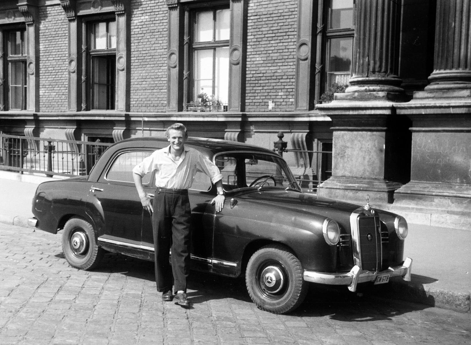 Hungary, Budapest IX., Fővám (Dimitrov) tér, háttérben a Marx Károly Közgazdaságtudományi Egyetem (később Corvinus Egyetem) épülete., 1958, Dusik, automobile, pride, Mercedes W120, number plate, Budapest, Fortepan #292098
