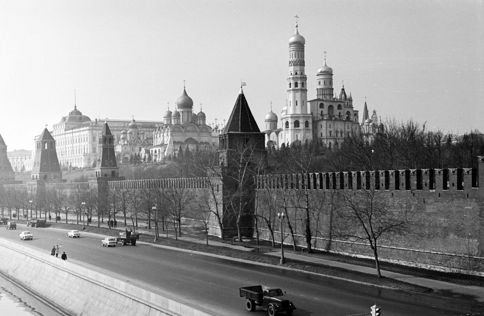 Oroszország, Moszkva, a Kreml, a felvétel a Bolsoj Moszkvoreckij hídon készült., 1960, Dusik, Szovjetunió, templom, látkép, hagymakupola, fal, Fortepan #292105