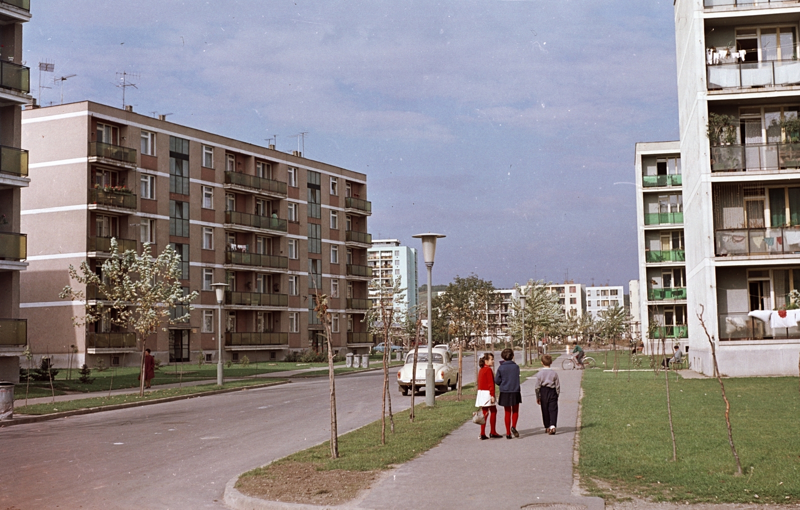 Hungary, Miskolc, Dél - Kilián, Gagarin utca a Benedek Elek utca felől nézve., 1966, Építésügyi Dokumentációs és Információs Központ, VÁTI, colorful, blocks, street view, kids, lamp post, Fortepan #29212