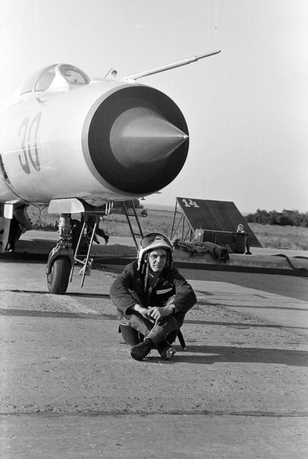 1968, Dusik, sitting on the ground, pilot, Fortepan #292120