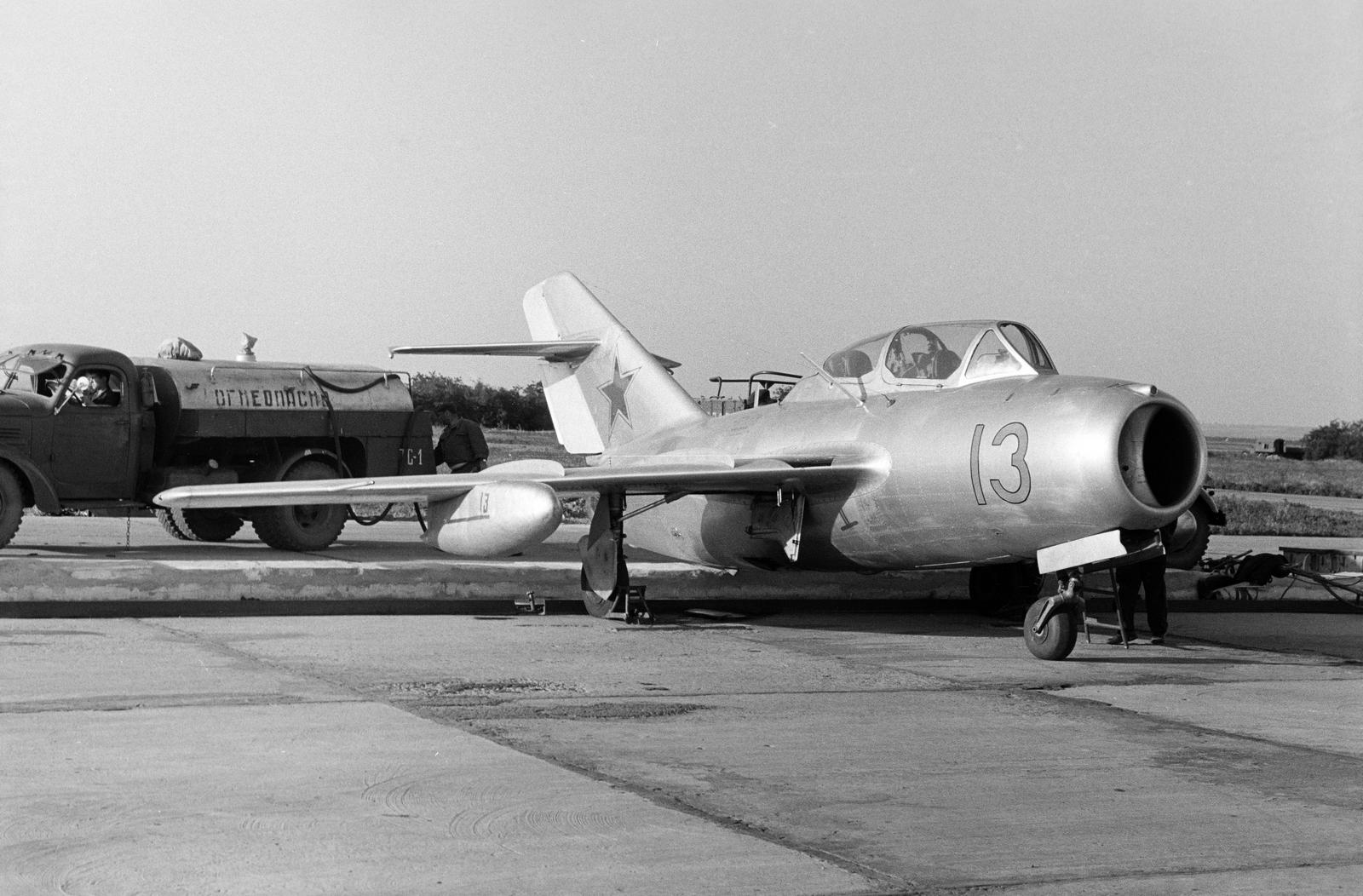1968, Dusik, Mikojan-Gurjevics MiG-15, cirill írás, tartálykocsi, repülőgép, Fortepan #292125