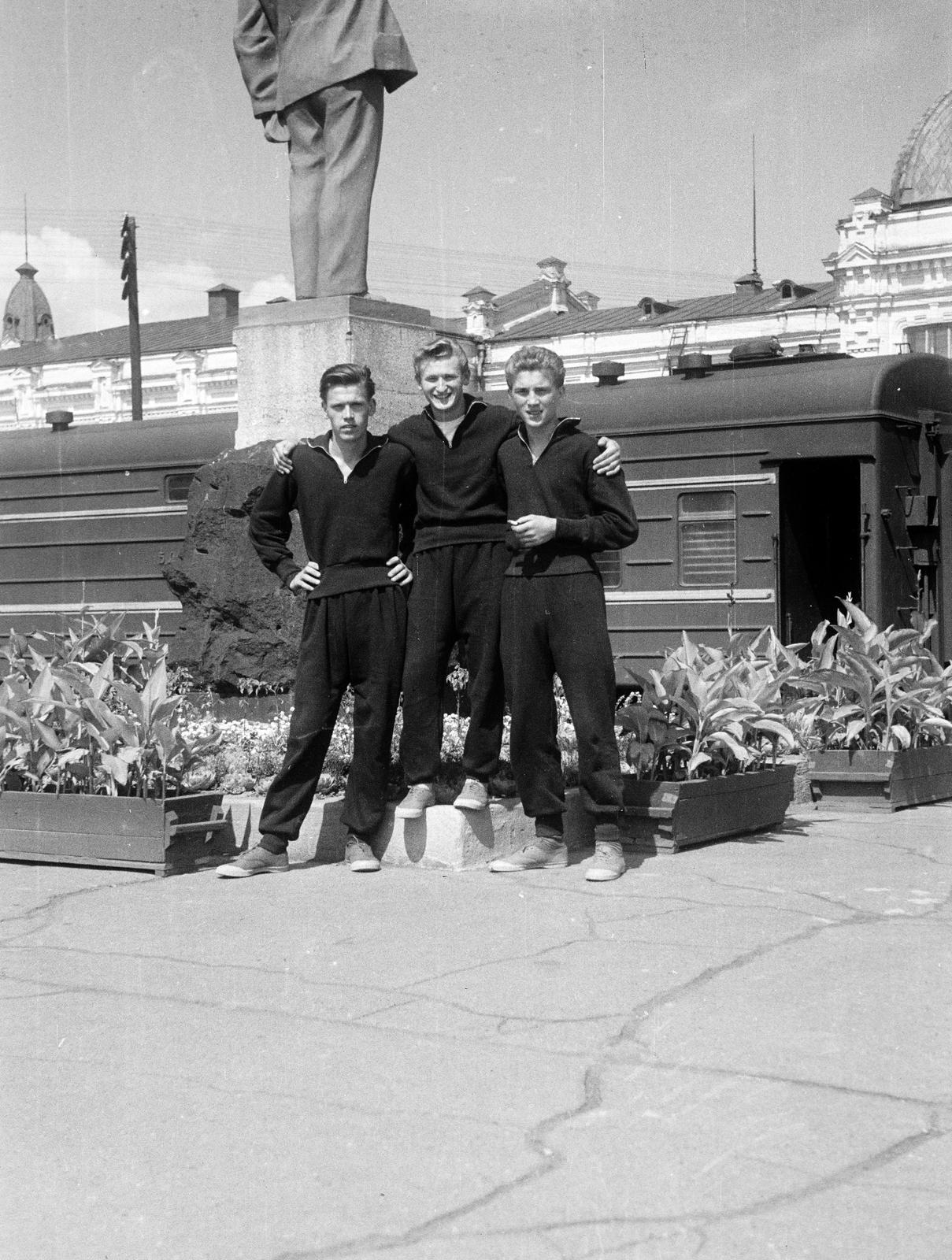 Ukraine, vasútállomás., 1959, Dusik, boys, three people, sweater, Soviet Union, Fortepan #292129