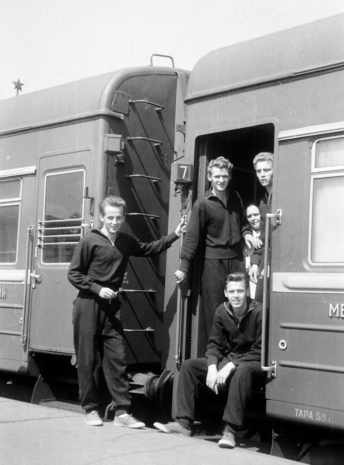 1965, Dusik, boys, standing in door, train, sweater, Fortepan #292130