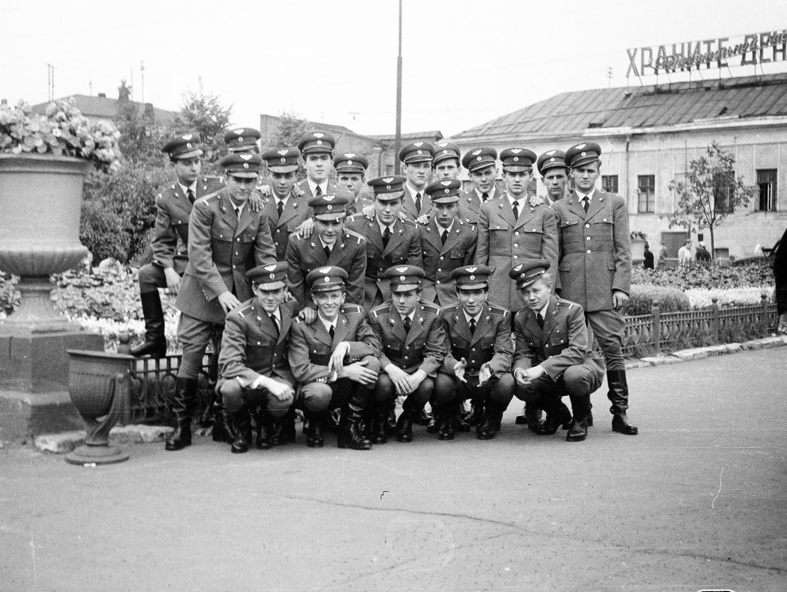 Oroszország, a felvétel magyar vadászrepülő pilóták szovjetunióbeli kiképzése során készült., 1959, Dusik, egyenruha, csoportkép, tányérsapka, guggolás, cirill írás, Szovjetunió, Fortepan #292132