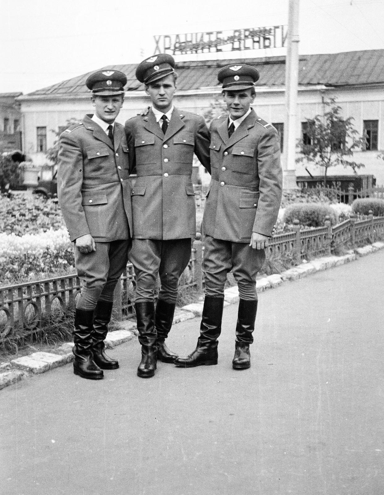 Russia, a felvétel magyar vadászrepülő pilóták szovjetunióbeli kiképzése során készült., 1959, Dusik, uniform, three people, peaked cap, Soviet Union, Fortepan #292133