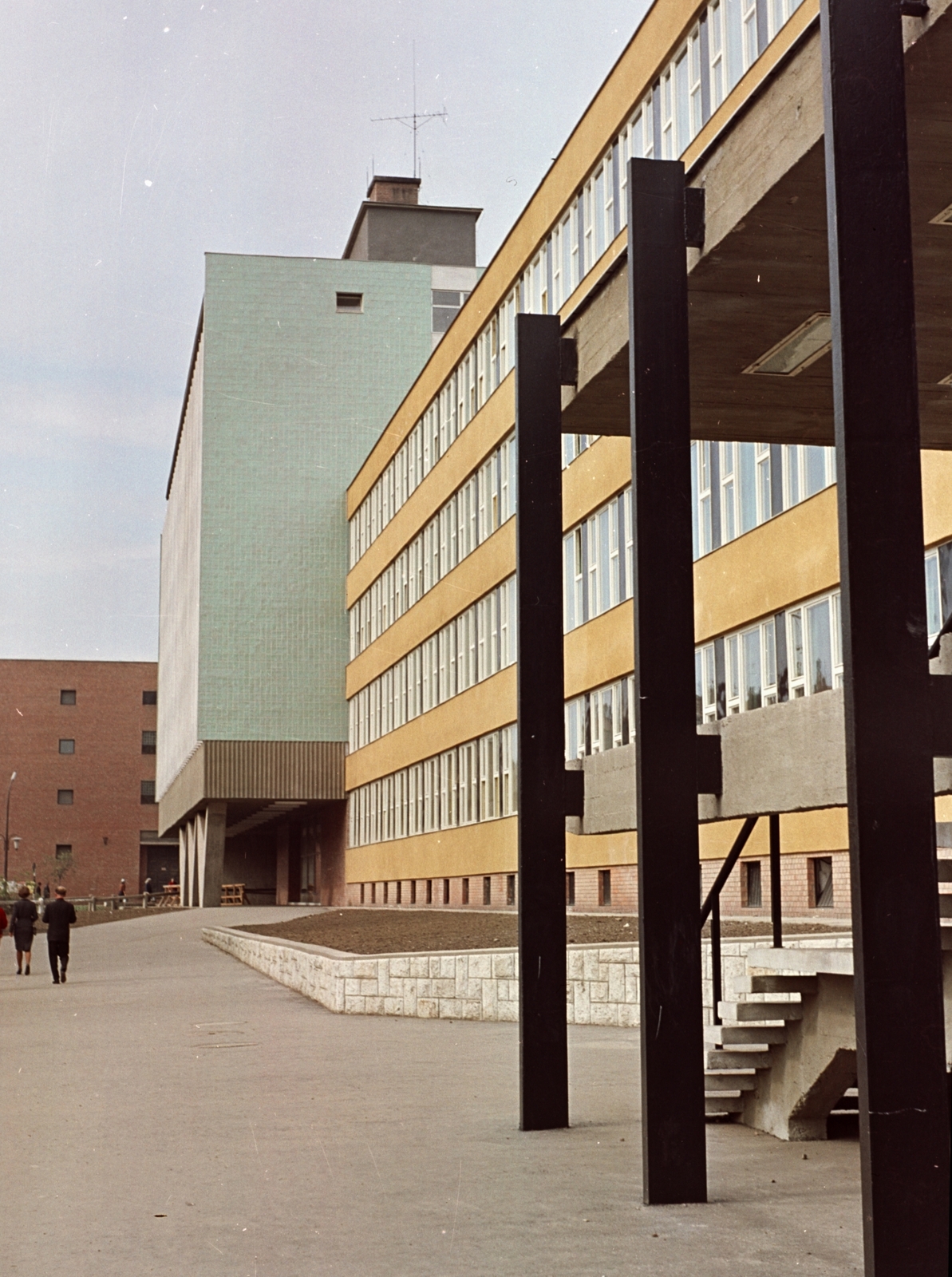 Hungary, Miskolc, Palóczy László utca, előtérben a 2. sz. Ipari (később Kandó Kálmán) Szakközépiskola, mögötte a Központi Leánykollégium., 1966, Építésügyi Dokumentációs és Információs Központ, VÁTI, school, colorful, Fortepan #29214