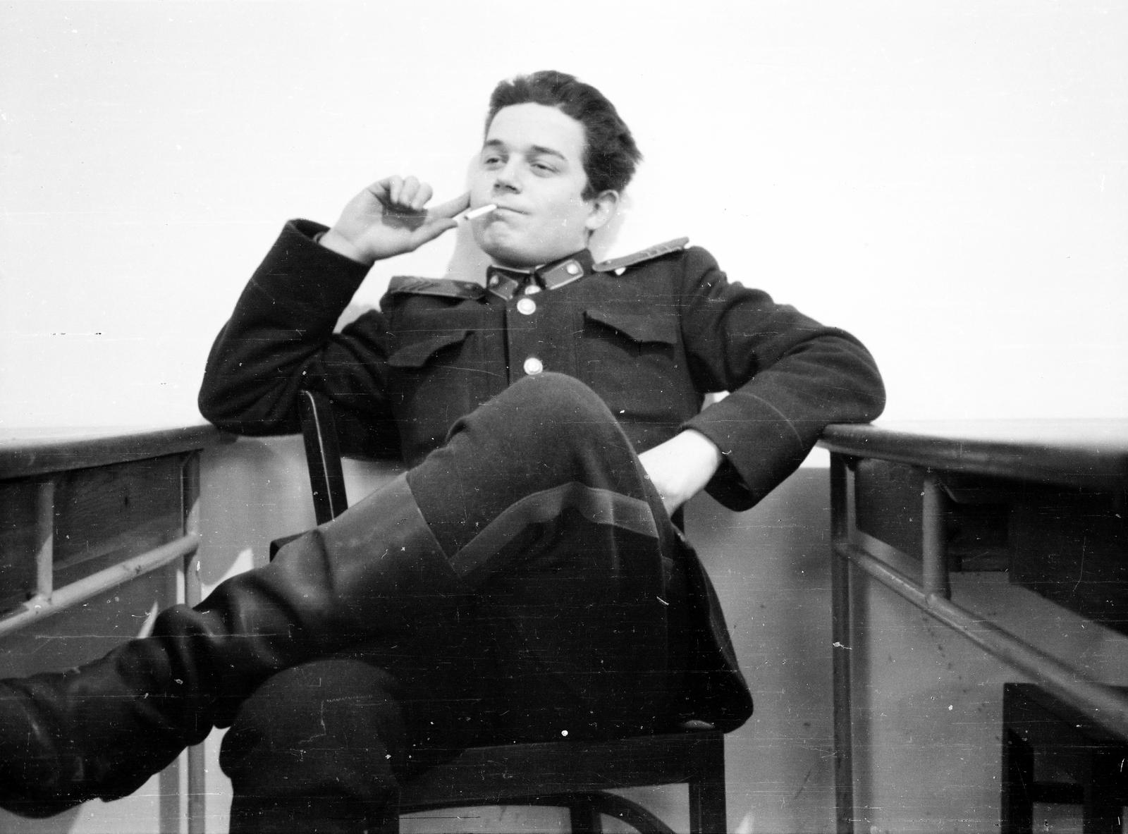 1956, Dusik, átvetett láb, könyökölni, katona, csizma, dohányzás, fiatalság, ül, Fortepan #292151