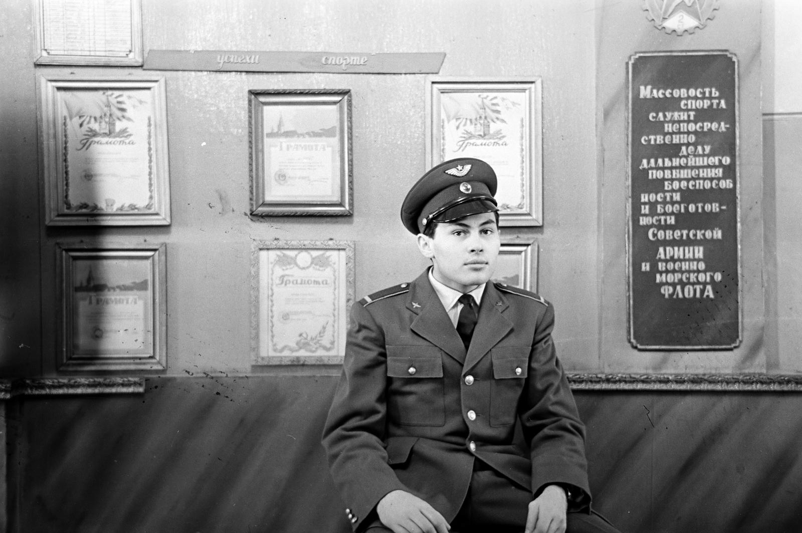 Oroszország, Boriszoglebszk, ulica Cskalova, a V. P. Cskalovról elnevezett Boriszoglebszki Felső Katonai Repülőképző Iskola., 1960, Dusik, katona, cirill írás, Szovjetunió, Fortepan #292161