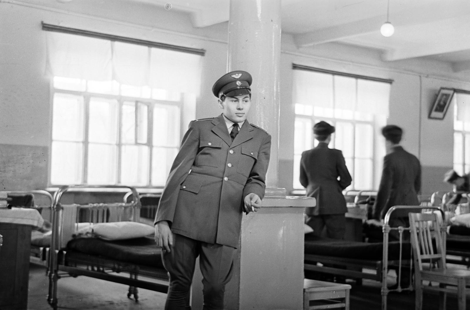 Russia, ulica Cskalova, a V. P. Cskalovról elnevezett Boriszoglebszki Felső Katonai Repülőképző Iskola., 1960, Dusik, soldier, leaning, divided windows, quarters, Fortepan #292162