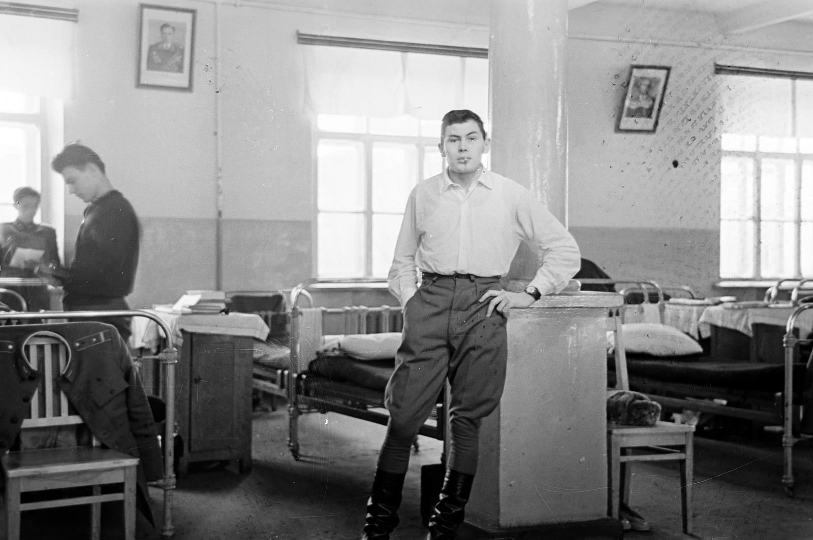 Russia, ulica Cskalova, a V. P. Cskalovról elnevezett Boriszoglebszki Felső Katonai Repülőképző Iskola., 1960, Dusik, soldier, leaning, dormitory, wrist watch, akimbo, Fortepan #292163