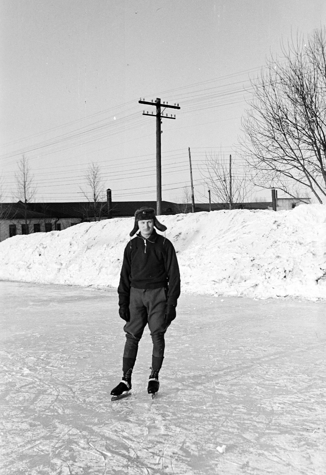 1963, Dusik, snow, ice-skating rink, man, ice skate, Fortepan #292166