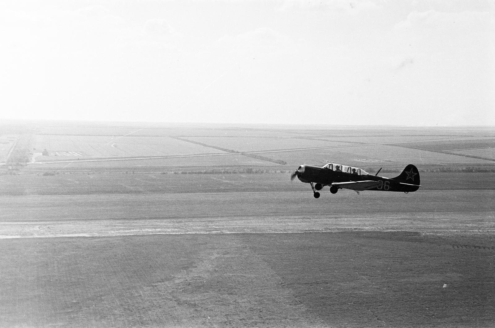 Oroszország, Batajszk, légifotó a repülőtér mellett egy felszálló repülőgépről, a háttérben keresztbe az Azovi elosztó csatorna látható. A felvétel magyar vadászrepülő pilóták szovjetunióbeli kiképzése során készült., 1960, Dusik, repülőgép, légi felvétel, Fortepan #292199