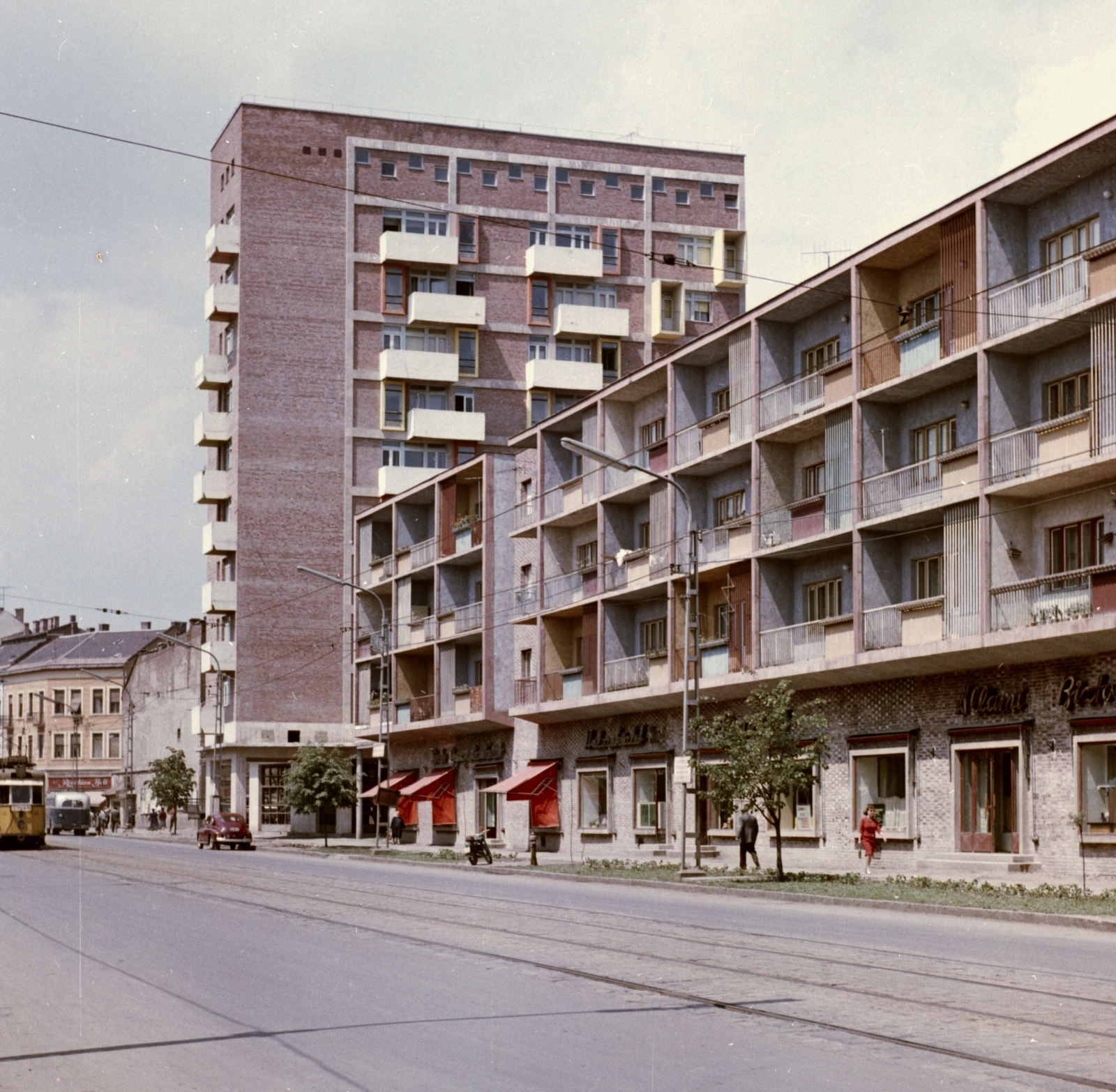 Hungary, Miskolc, Bajcsy-Zsilinszky utca az Ady híd felé nézve, a magas épület a Fórum ház., 1963, Építésügyi Dokumentációs és Információs Központ, VÁTI, colorful, street view, tram, lamp post, neon lights, modern architecture, Fortepan #29221